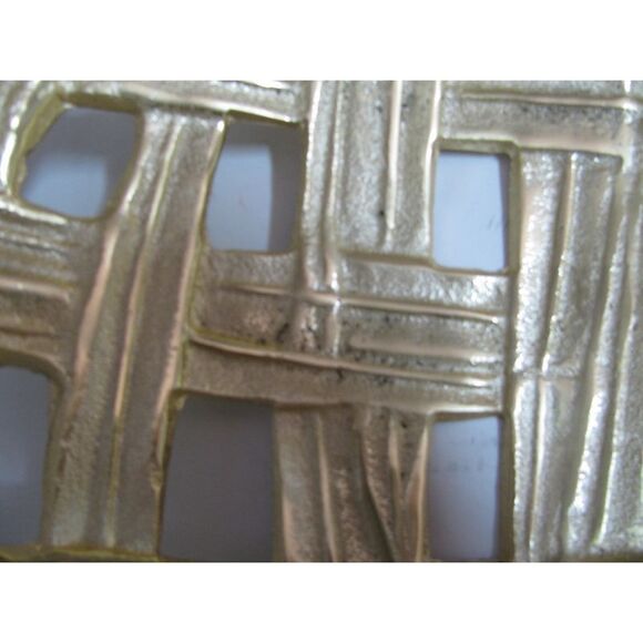 Metallic Finish 16 Inch Diameter Aluminum Lattice Weave Tray - Picture 4 of 5